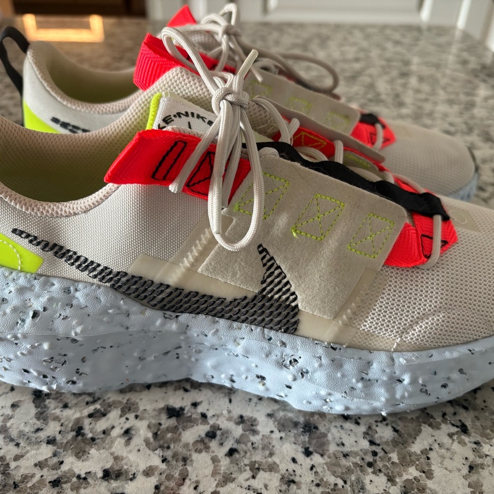 Nike Shoes in White and Red